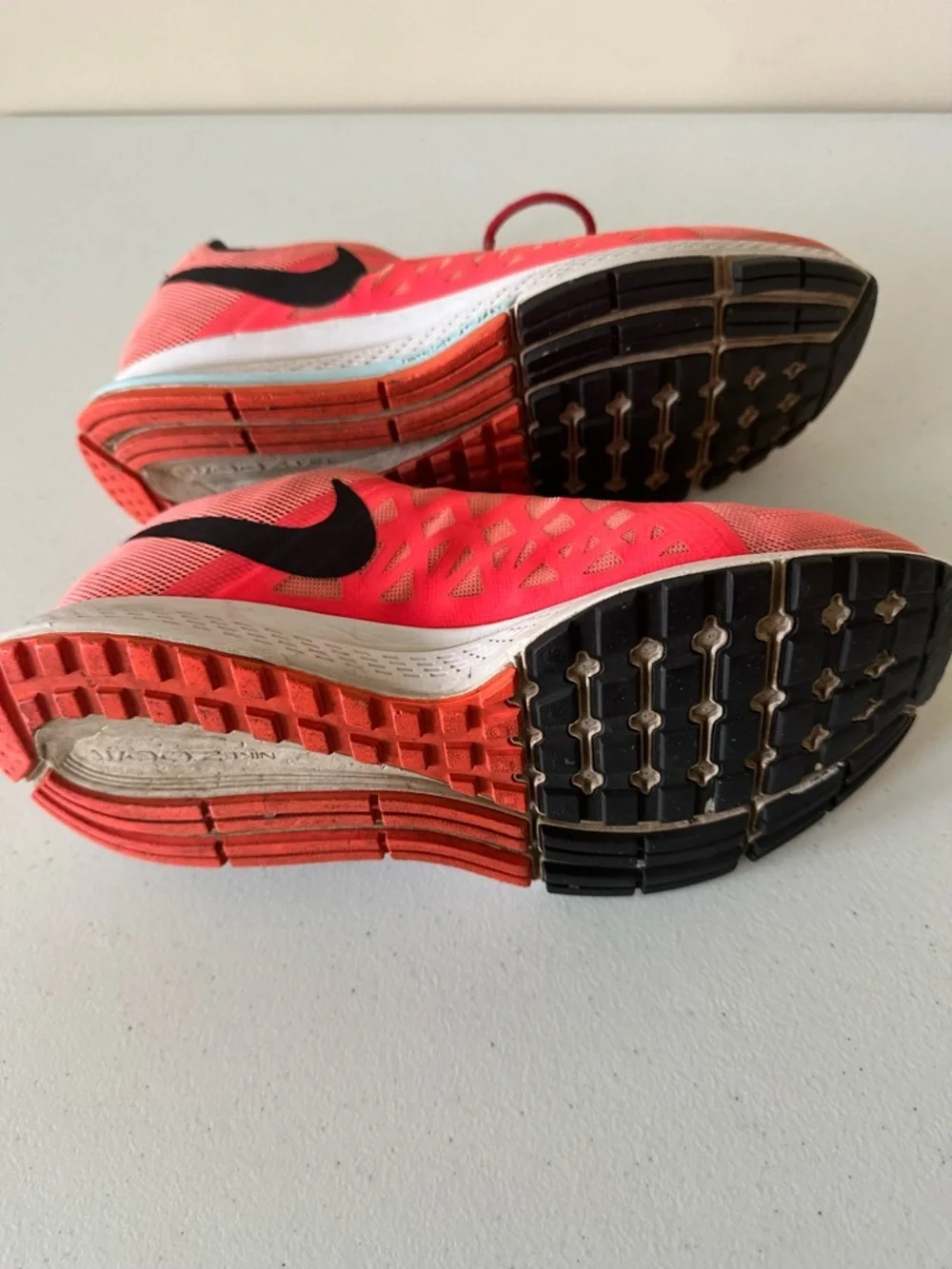 Nike Women’s Coral Athletic Running Shoes size8/ pre owned